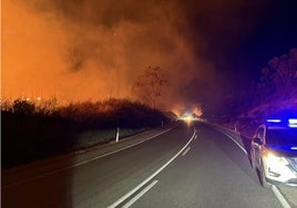 Cortada la N-433 en Higuera de la Sierra por el incendio de un camión que ha originado un fuego de gran intensidad