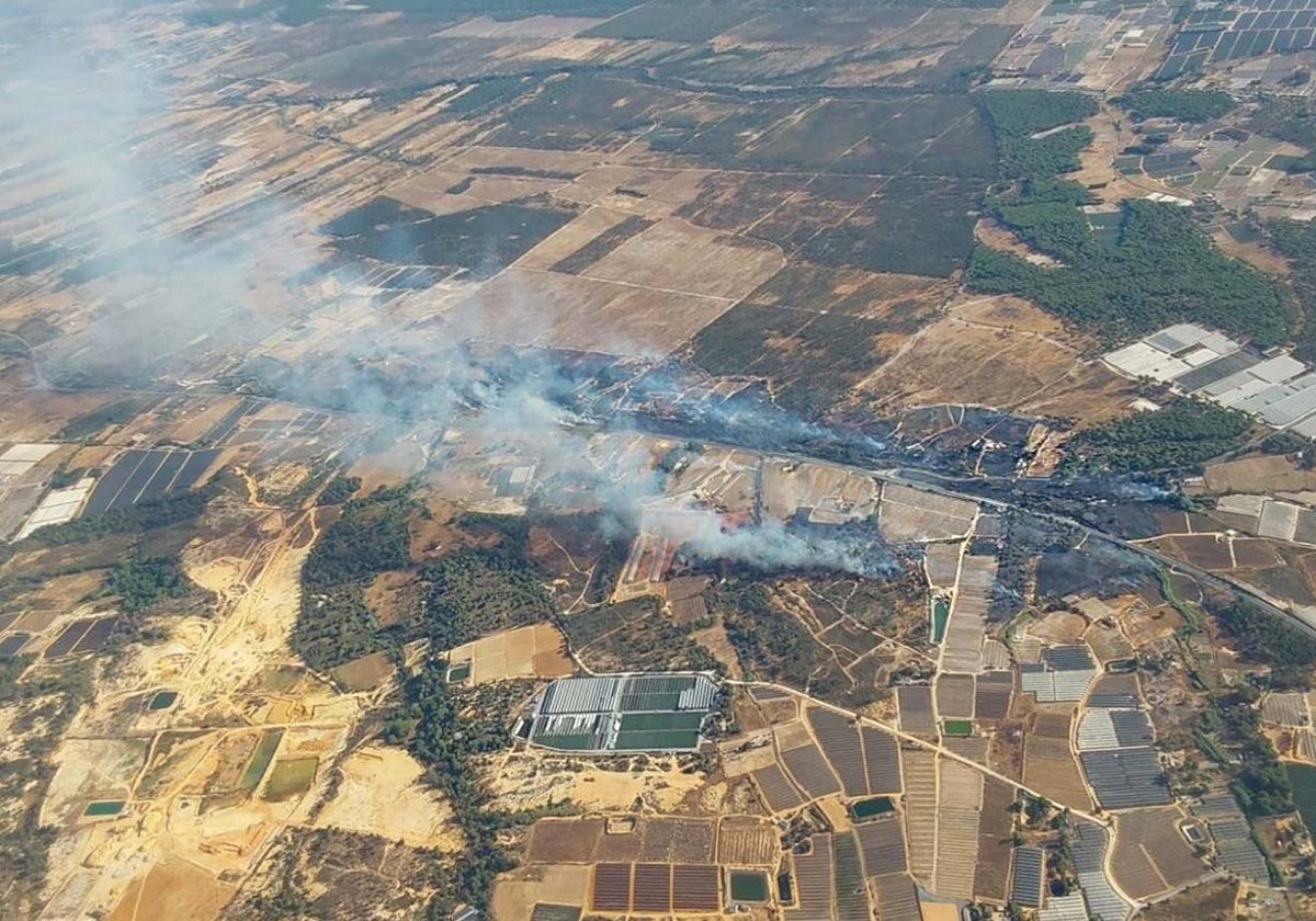 Imagen aérea del incendio declarado en Bonares