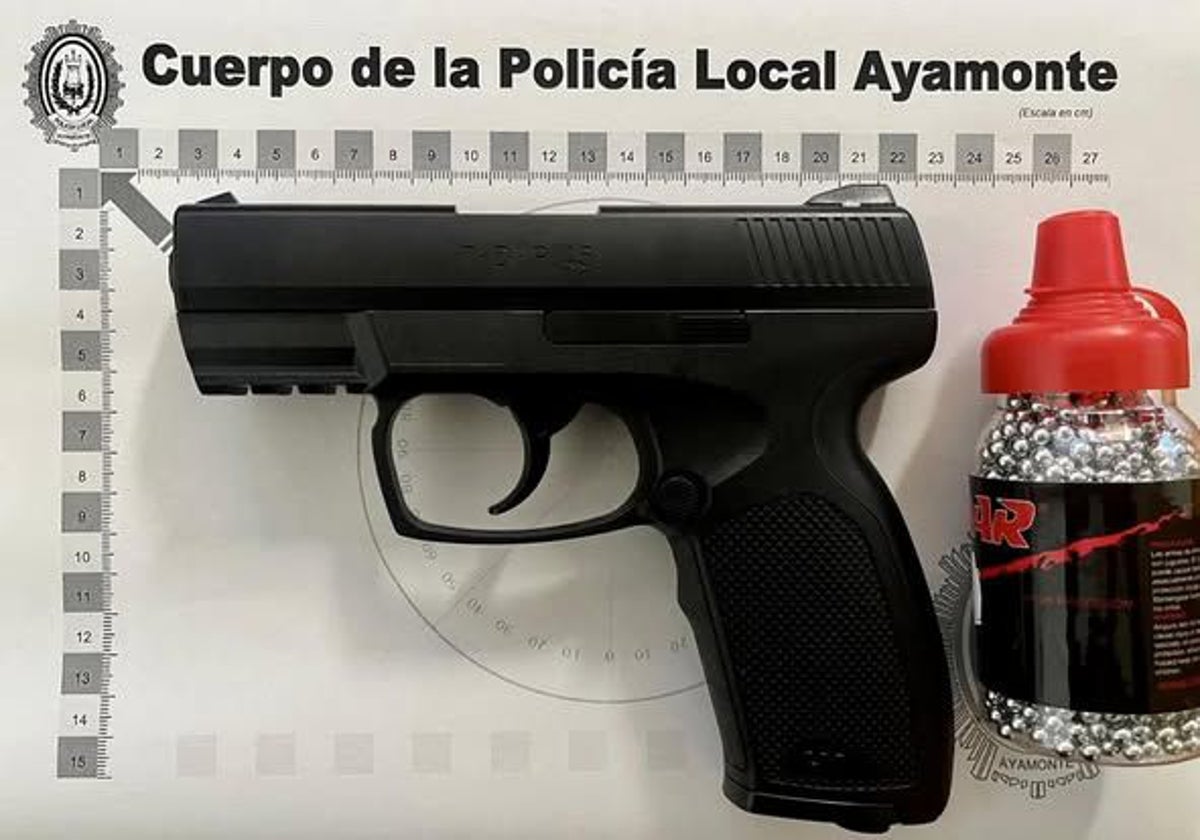 La pistola de aire comprimido intervenida por los agentes de la Policía Local de Ayamonte