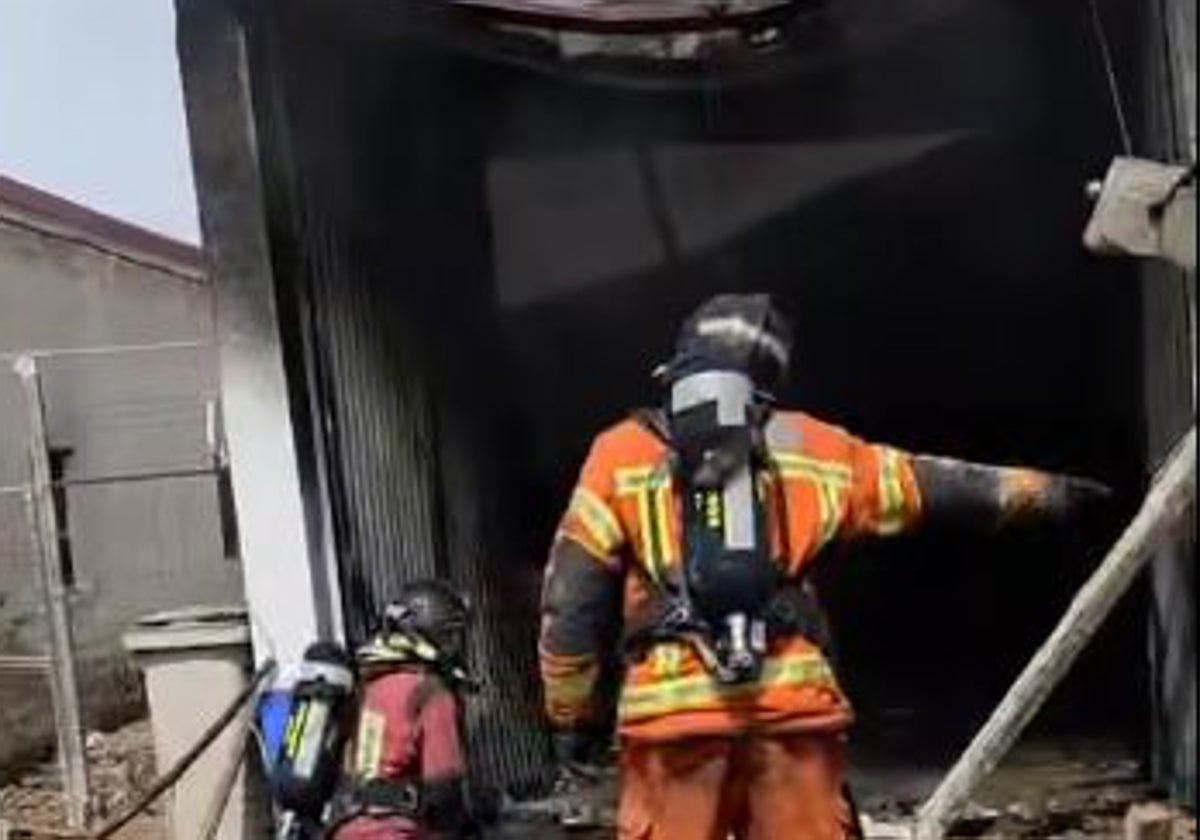 Una persona ha resultado herida en el incendio de la finca agrícola en Mazagón