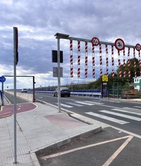 Imagen secundaria 2 - Coches circulando en ambos sentidos en el puente sifón Santa Eulalia