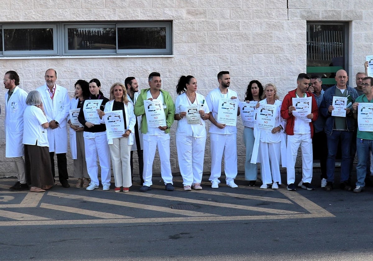Concentración de condena a la agresión sufrida por un médico del Hospital Juan Ramón Jiménez de Huelva