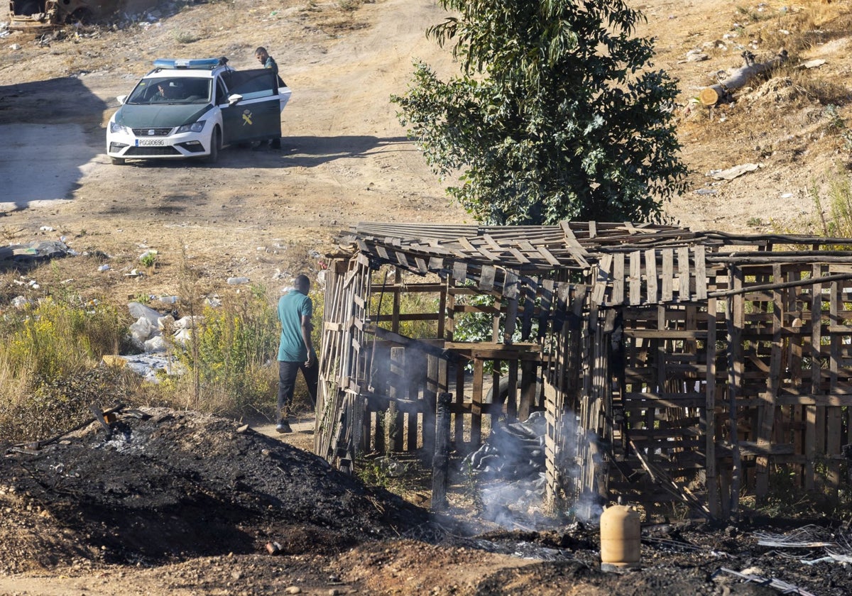 Chabolas afectadas en el incendio del asentamiento de Palos de este jueves