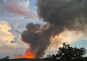 El alcalde de Zufre pide «extremar las precauciones» ante la amenaza de un incendio iniciado en el Castillo de las Guardas