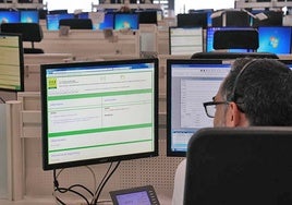 Operador en la sala regional de 112 Andalucía