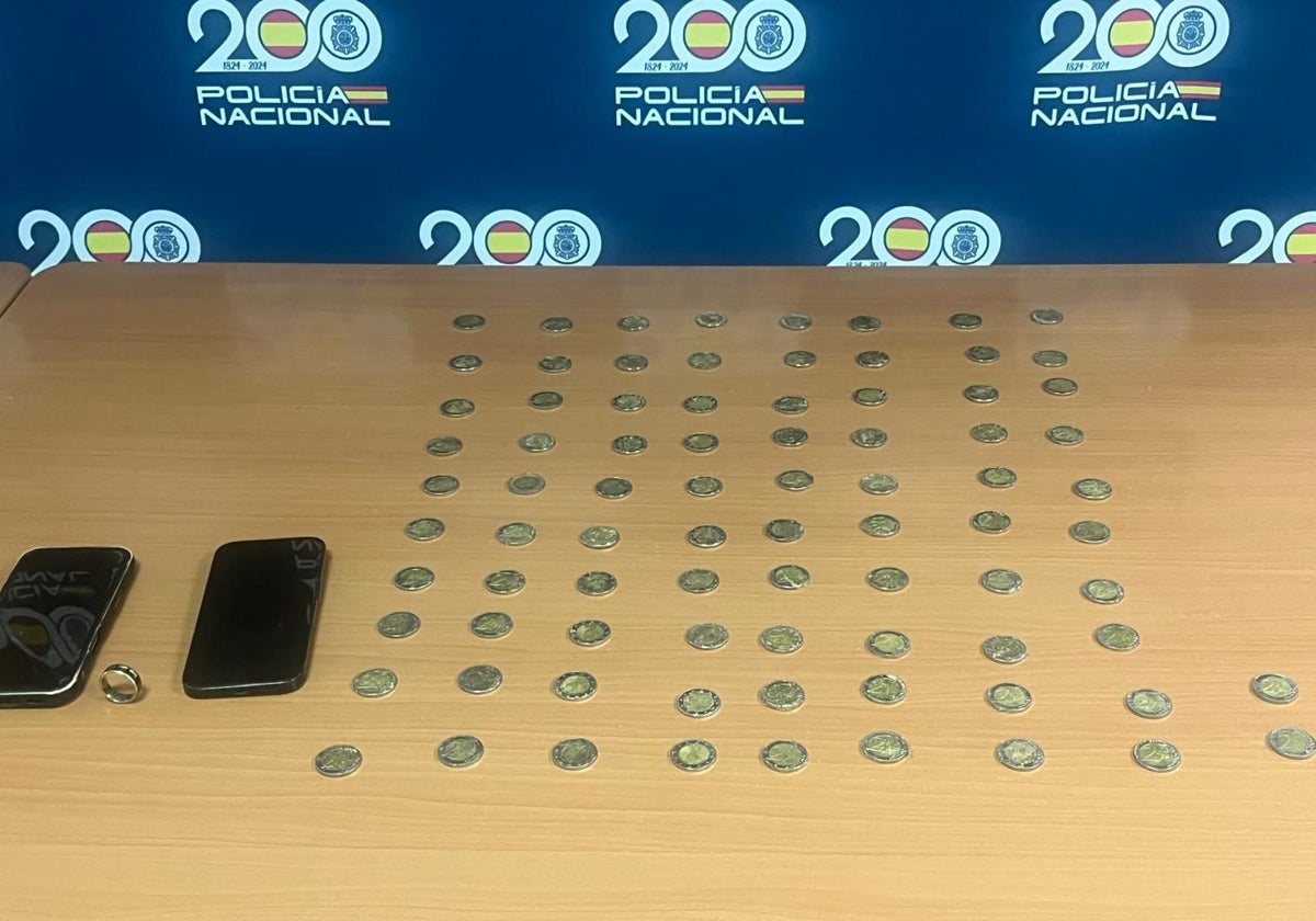 Las monedas de dos euros y los móviles intervenidos por la Policía Nacional