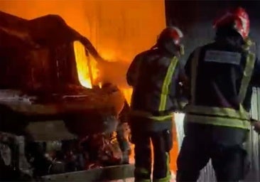 Así han combatido los bomberos de Huelva el aparatoso incendio en una zona de caravanas