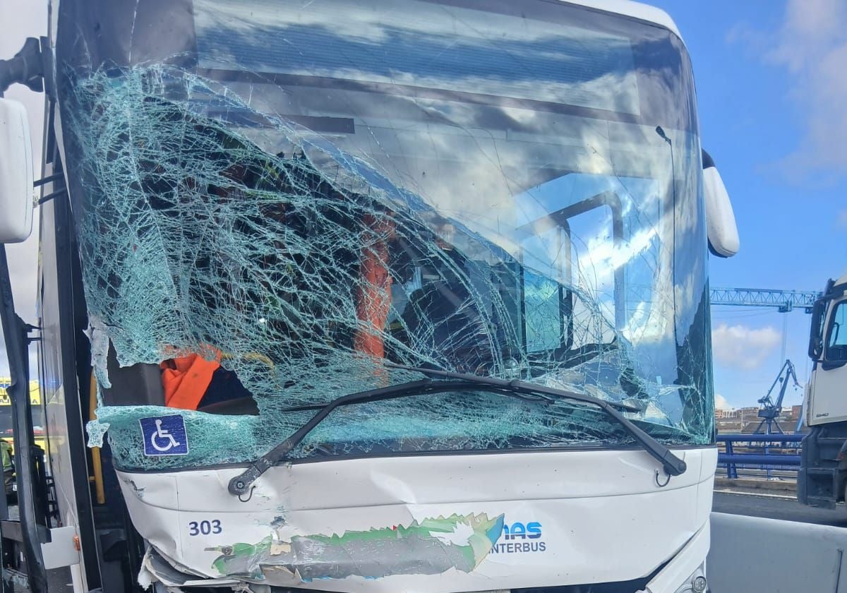 El autobús accidentado que ha causado varios heridos y retenciones en el puente del Odiel este mediodía