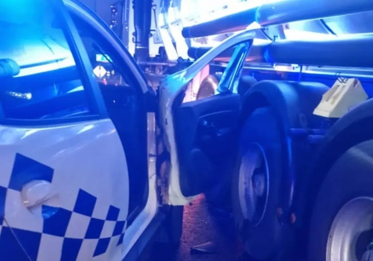 Imagen del fuerte impacto recibido por el vehículo de la Policía Local de Huelva