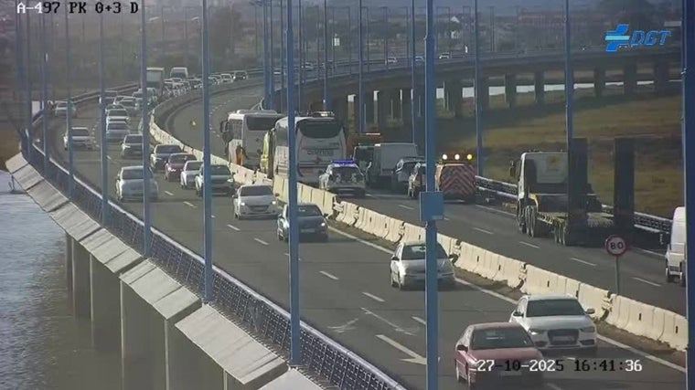 Se han tenido que cortar los dos carriles del viaducto en dirección a Punta Umbría debido al grave accidente
