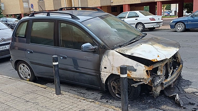 El vehículo calcinado en la madrugada del domingo continúa aparcado todavía en el mismo lugar del incendio