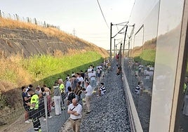 Un problema eléctrico en la catenaria bloquea los trenes entre Huelva y Sevilla