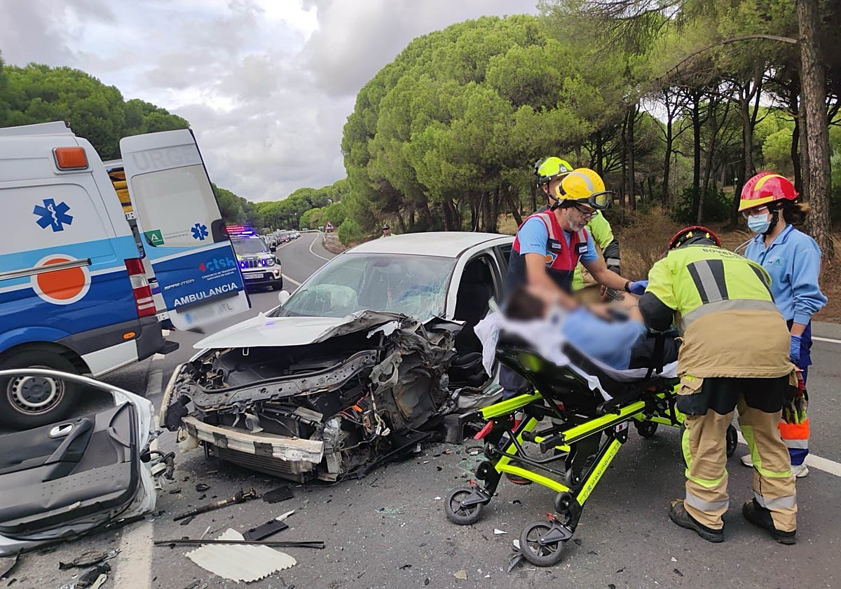 Los servicios sanitarios llevándose en camilla a uno de los heridos tras la colisión en Aljaraque