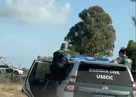 Imagen secundaria 1 - Alijo de droga intervendio y agentes de la Guardia Civil, durante la operación