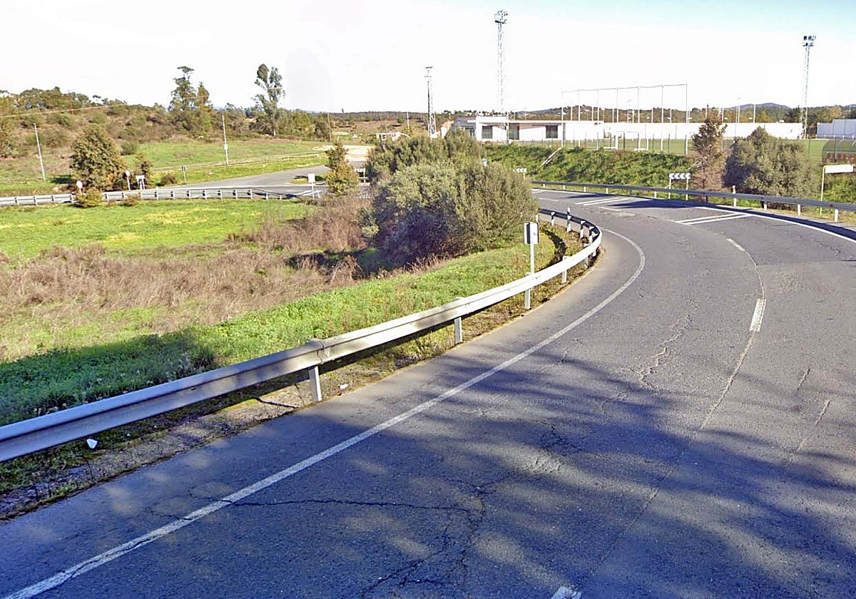 La N-435 en una de las curvas pronunciadas a las afueras de Zalamea