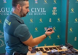Mercado de armas prohibidas: la Guardia Civil requisa casi medio millar de puños americanos con capacidad para descargas eléctricas en un almacén de San Juan del Puerto