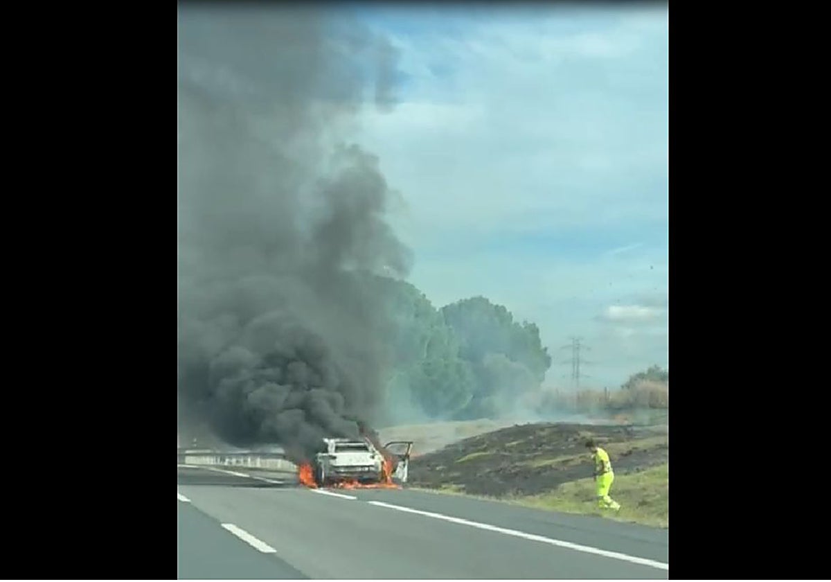 El coche ardiendo en el arcén