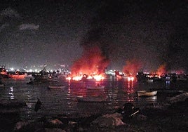 Embarcaciones ardiendo en la ría de Punta Umbría