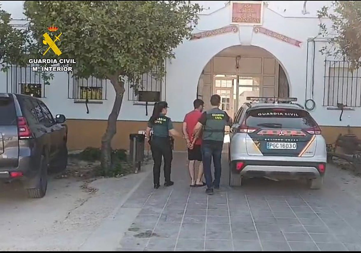 La operación se ha saldado por ahora con la detención de un vecino de Aracena