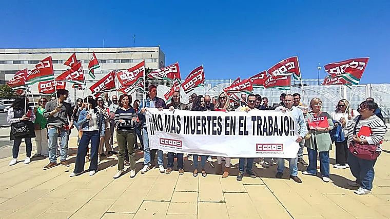 Una concentración del sindicato CCOO Huelva para protestar por las muertes en el trabajo