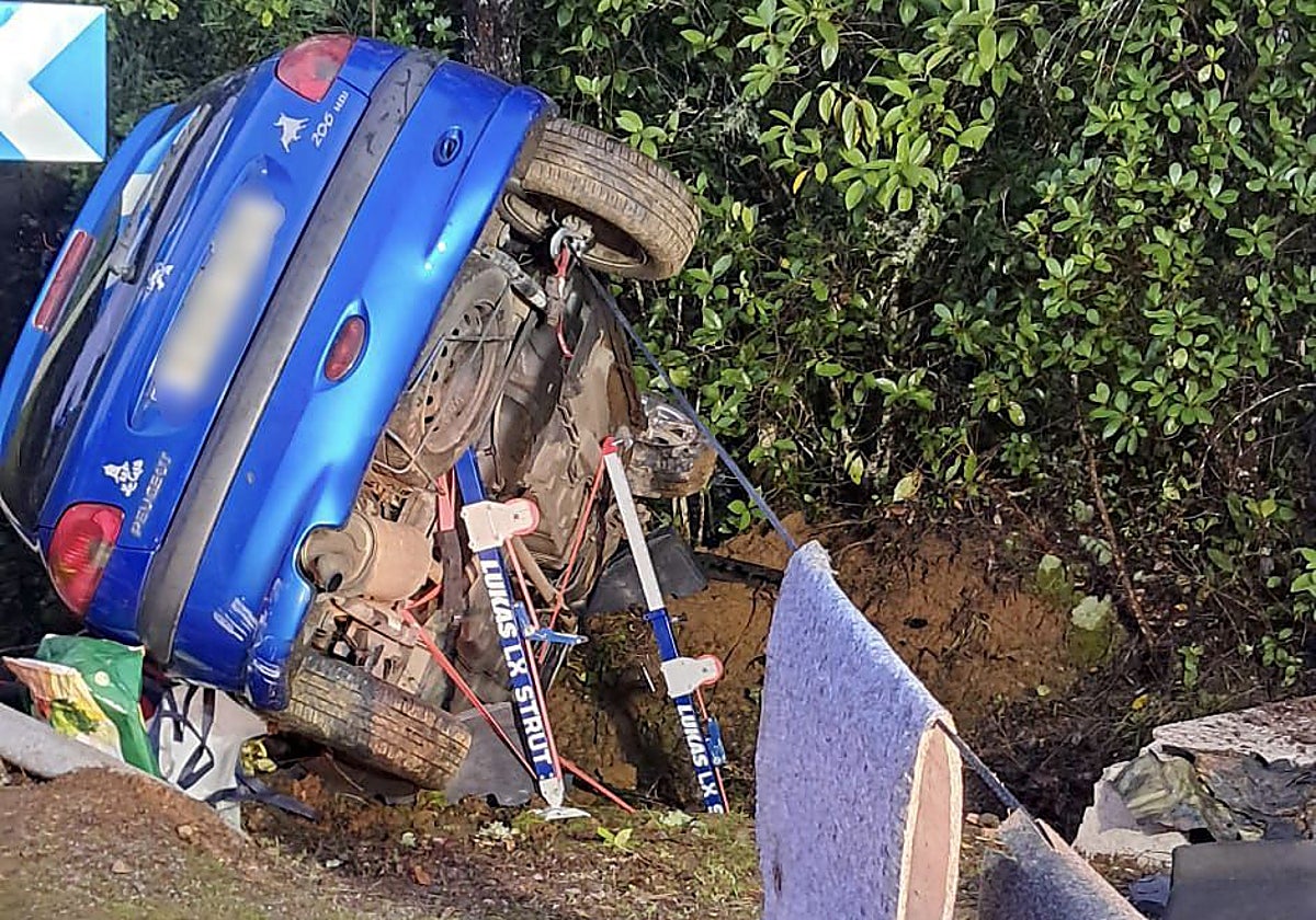 El coche accidentado donde quedó atrapada la conductora