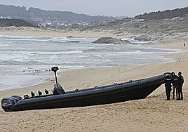 Narcolancha en la orilla de la playa
