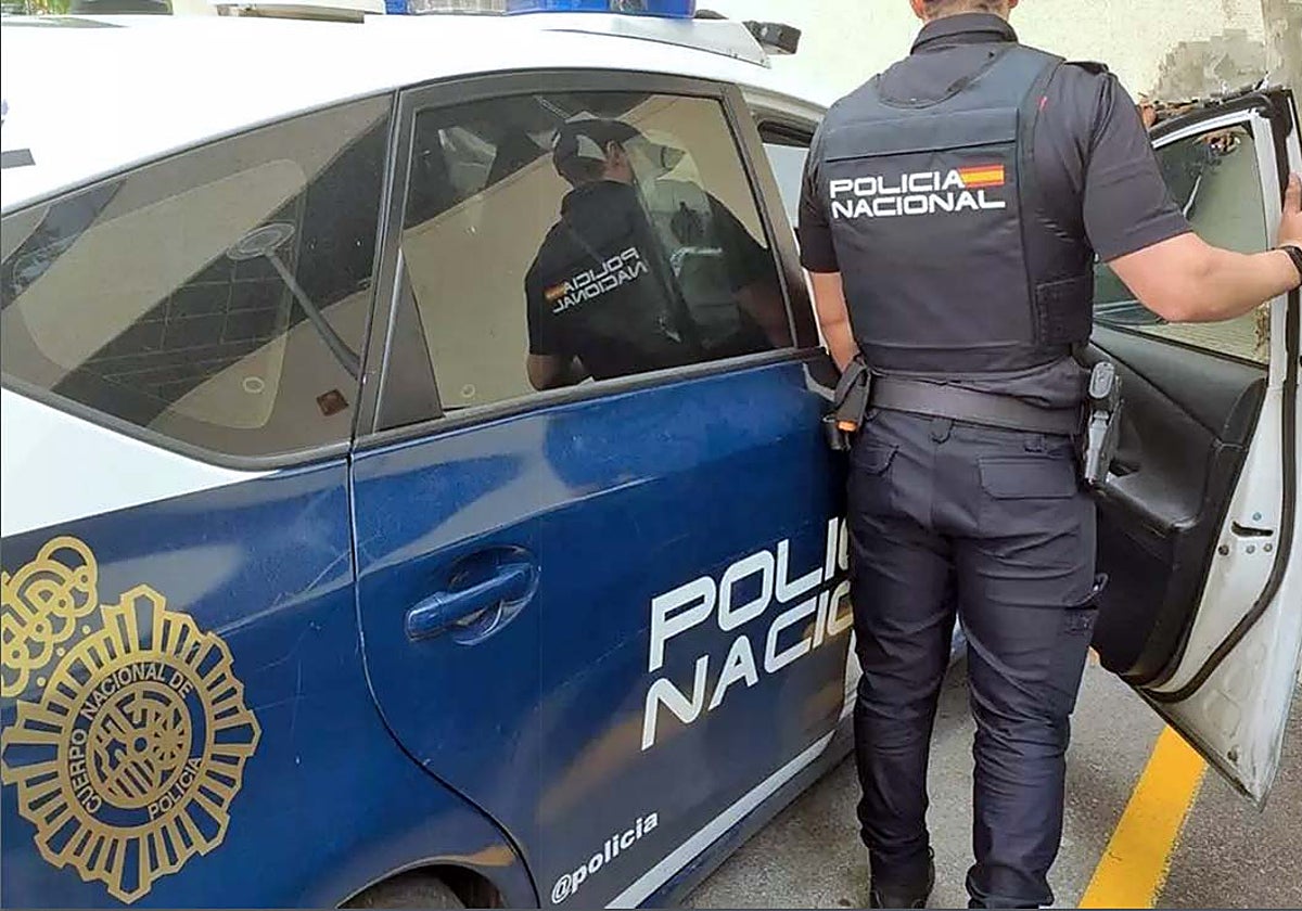 Un agente de la Policía Nacional
