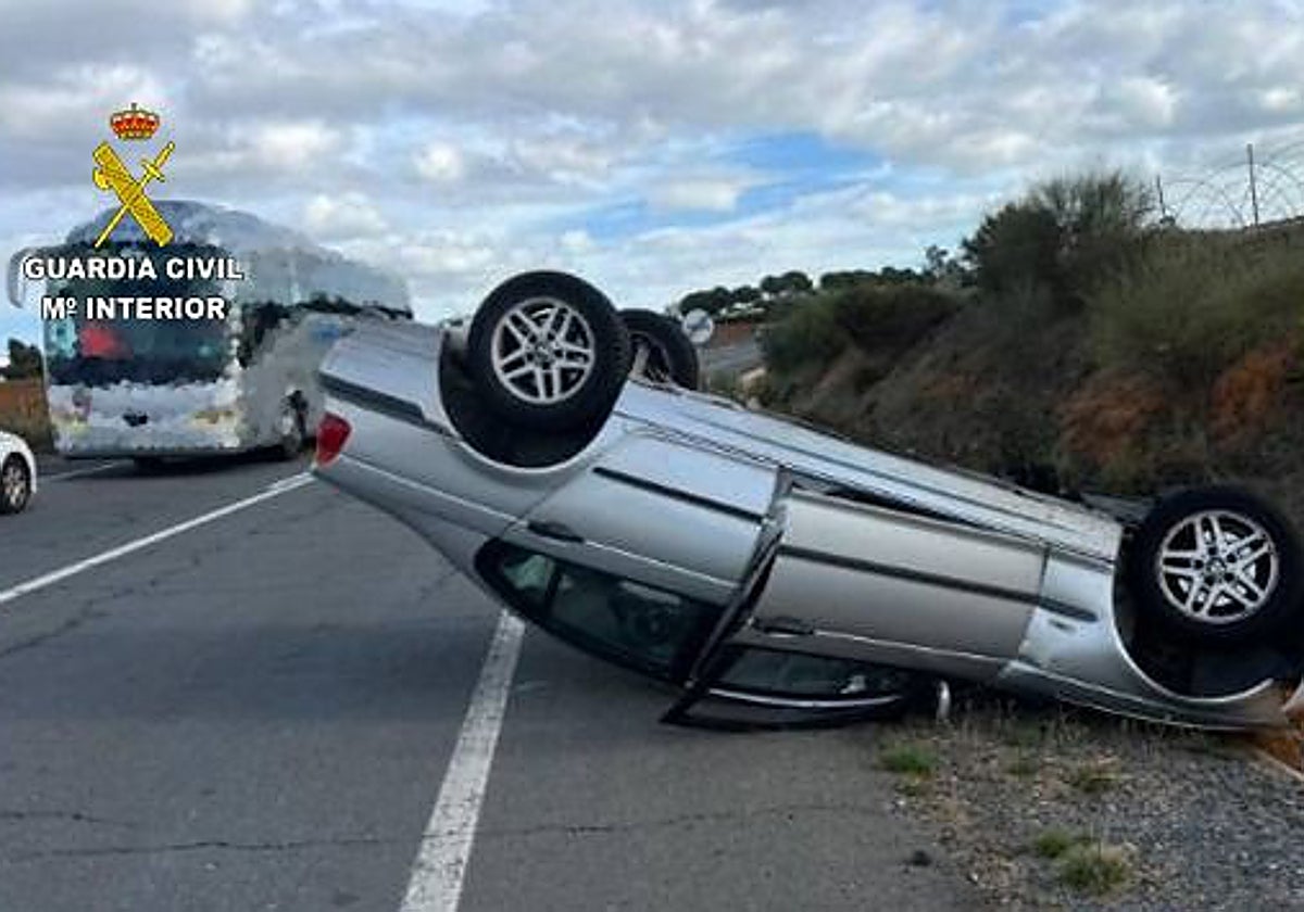 El coche volcado en uno de los siniestros