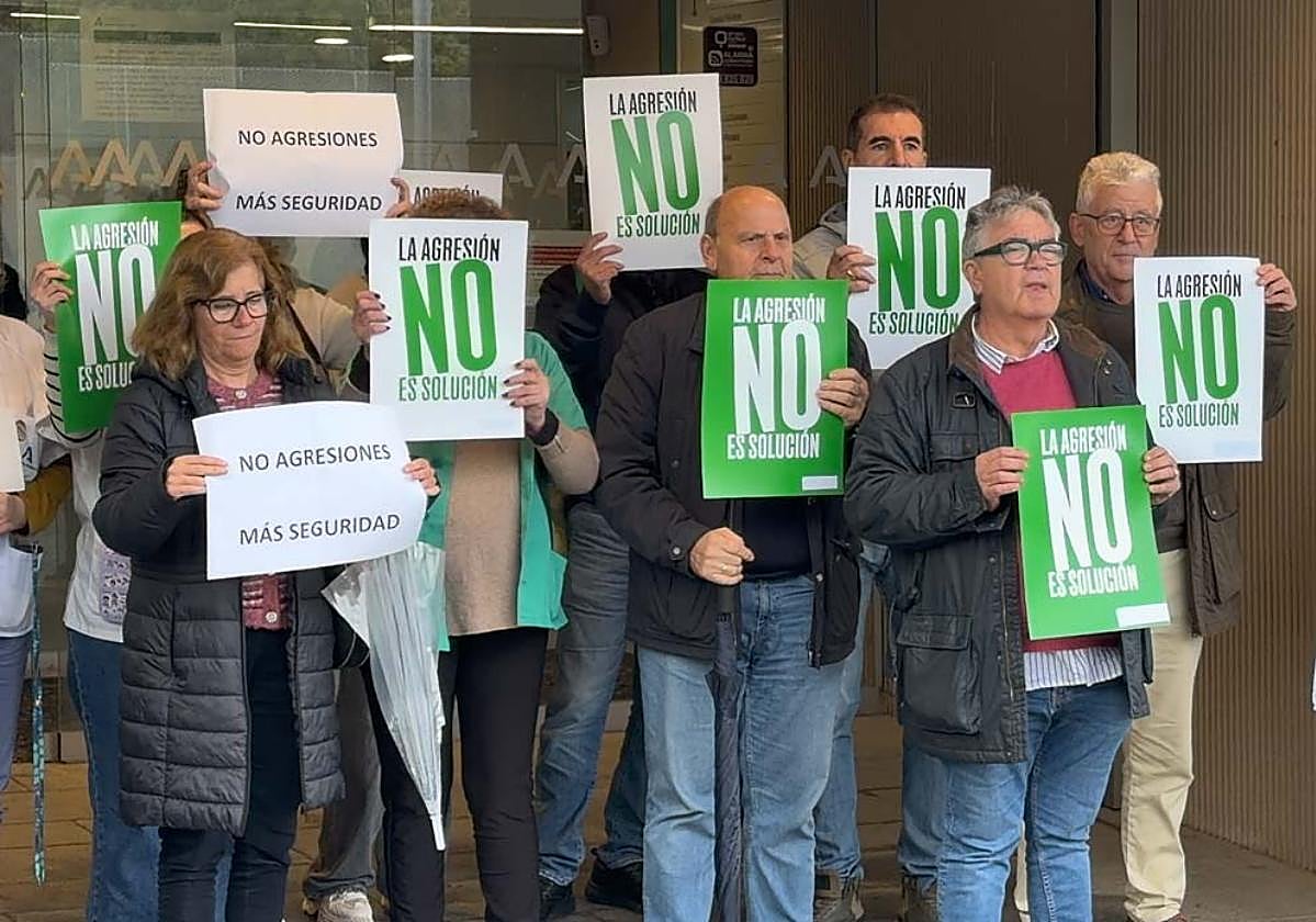 Compañeros del médico agredido protestan esta mañana a las puertas del centro de salud