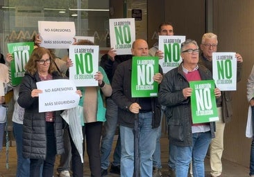 Compañeros del médico agredido protestan esta mañana a las puertas del centro de salud