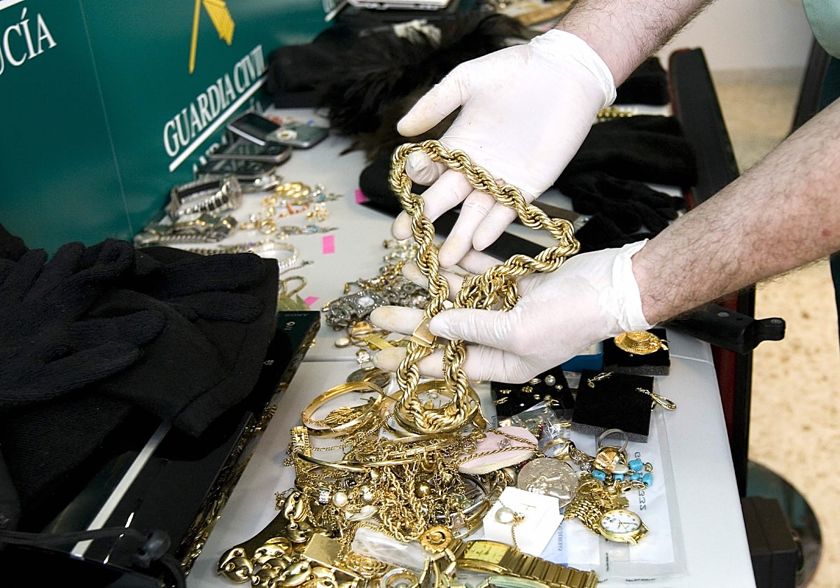 Imagen de archivo de piezas de oro recuperadas en una operación de la Guardia Civil