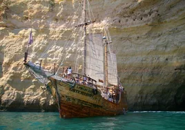 Santa Bernarda, el barco pirata que recorre la costa del Algarve en un original y divertido paseo turístico