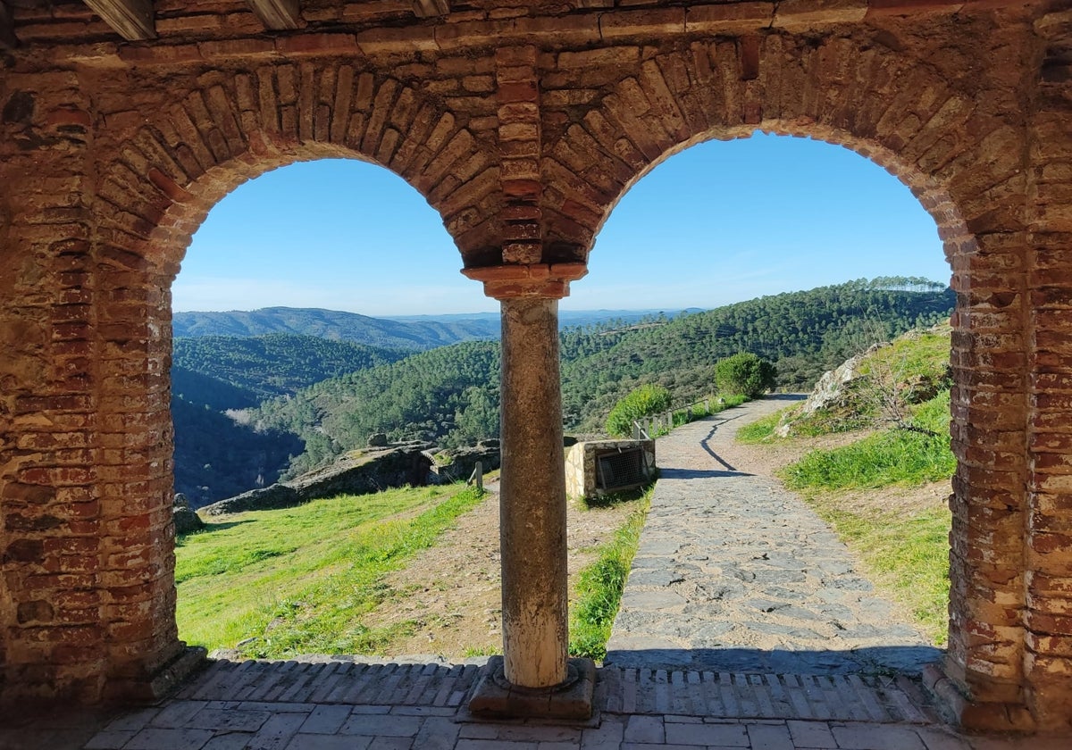 Vistas desde la Mezquita de Almonaster la Real, en la Sierra de Huelva