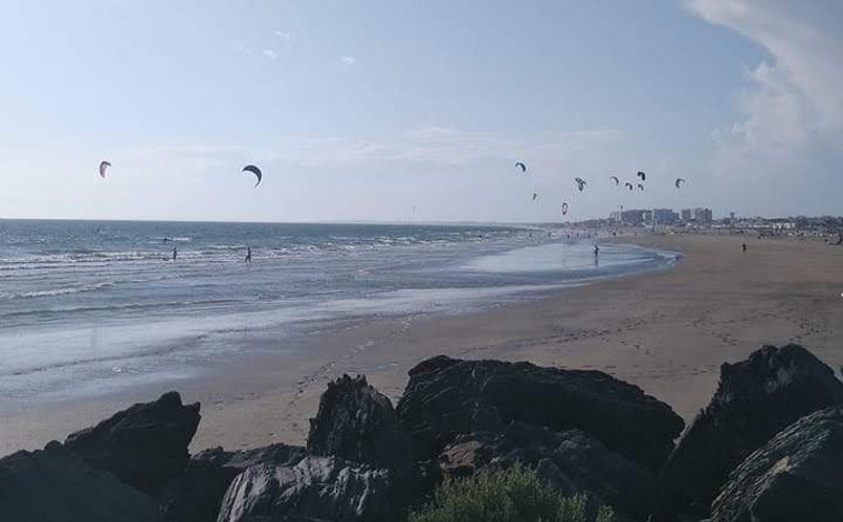 Imagen principal - Estas son las mejores playas de Huelva para dar un paseo en otoño