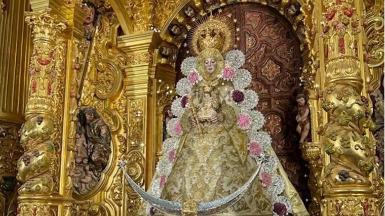 Imagen de la Virgen de El Rocío en el retablo de su Ermita