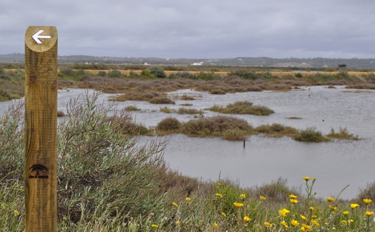 Imagen principal - Este pueblo de Huelva es el mejor lugar para viajar en el puente de Andalucía: tiene playa y está a menos de 20 minutos de Portugal