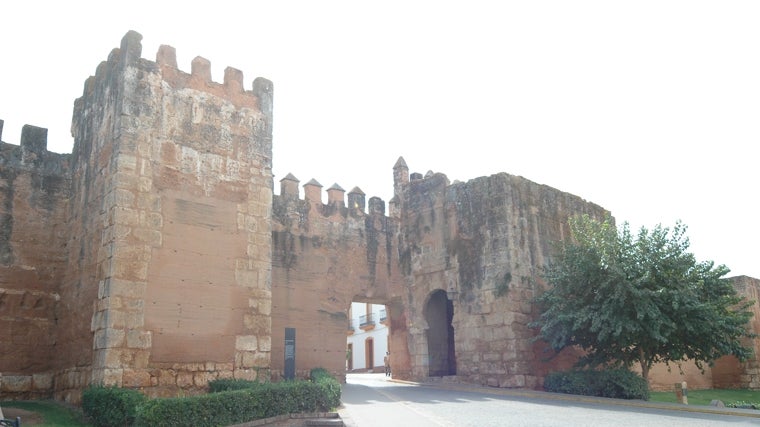 Una de las puertas de la muralla de Niebla