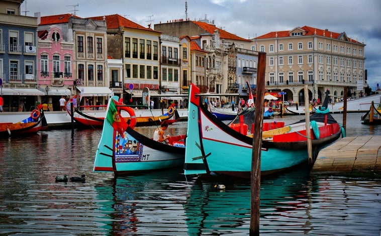 Imagen principal - La pequeña Venecia de Portugal que está más cerca de Huelva de lo que imaginas: puedes pasear en góndola por sus canales