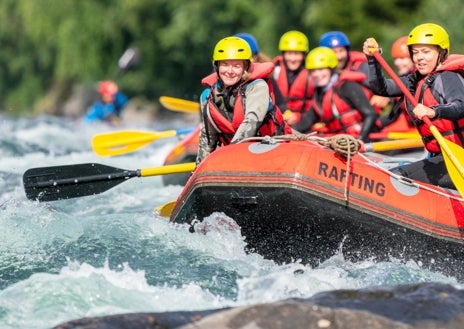 Imagen secundaria 1 - Tirolina, rafting y barranquismo