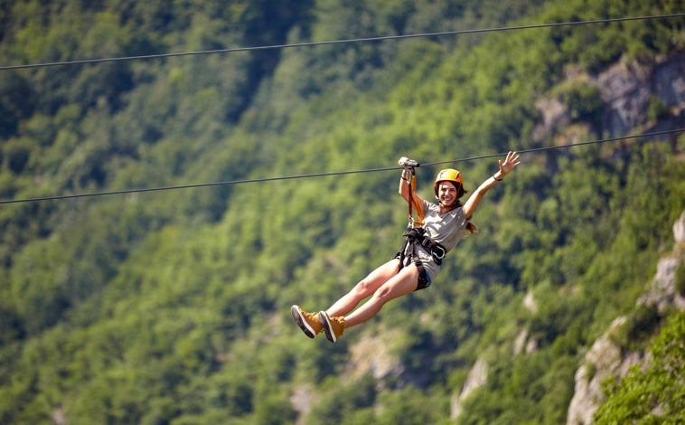 Imagen principal - Tirolina, rafting y barranquismo
