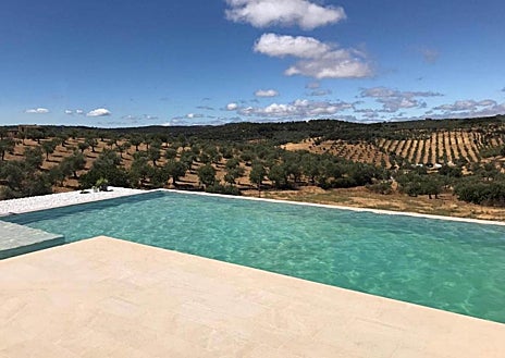 Imagen secundaria 1 - El impresionante hotel cerca de Huelva donde puedes dormir en un convento del siglo XVI con vistas a la sierra
