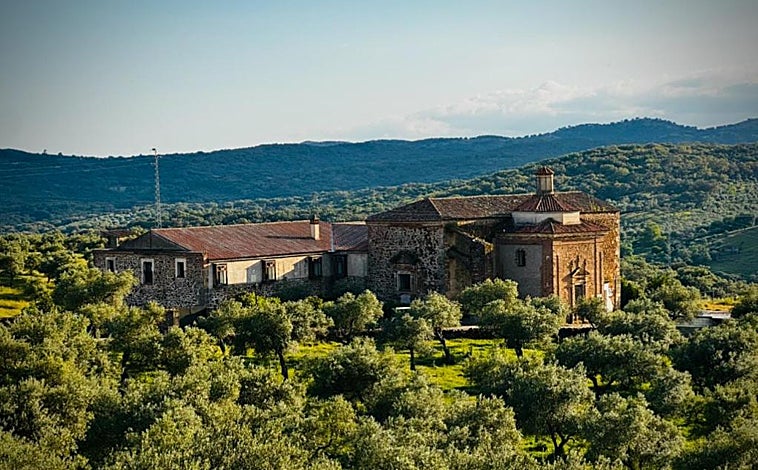 Imagen principal - El impresionante hotel cerca de Huelva donde puedes dormir en un convento del siglo XVI con vistas a la sierra