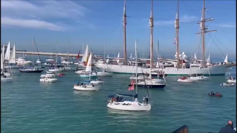 Numerosas embarcaciones de recreo acompañan al Juan Sebastián de Elcano en su salida de Cádiz