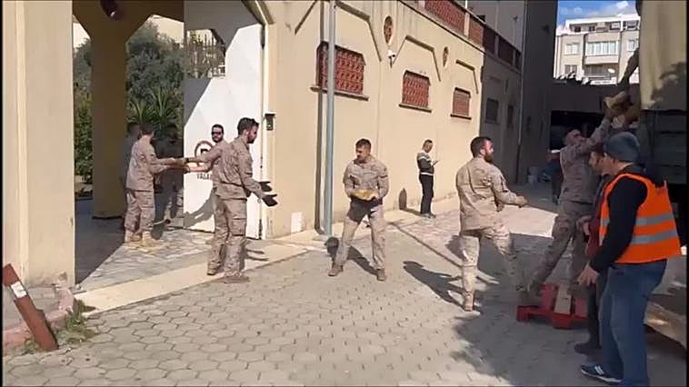 Los infantes de Marina buscan supervivientes entre los escombros del terremoto de Turquía y prestan ayuda humanitaria a la población.