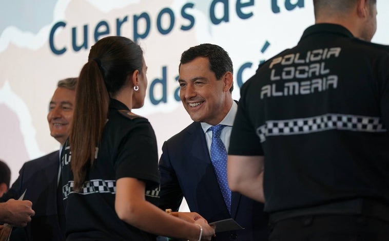 Juanma Moreno anuncia que tras el verano se tramitará el Proyecto de Ley de Policías Locales de Andalucía