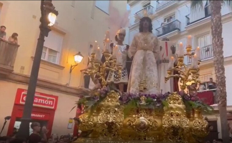 Vídeo: Espectacular Polillas en el traslado del Paso de la Sentencia a la Catedral