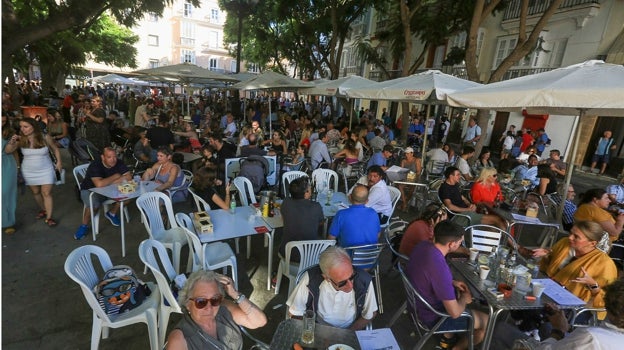 La plaza del Mentidero, con las terrazas barrotadas de público.