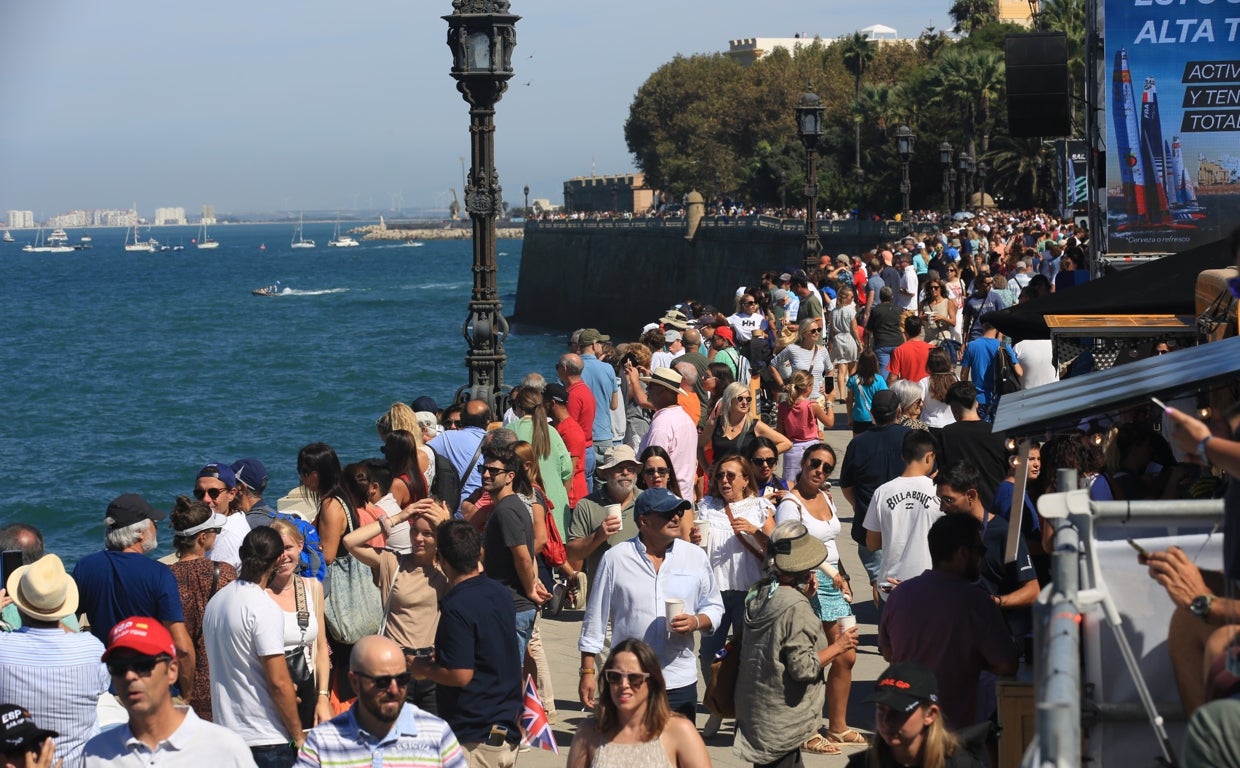 Imagen del paseo de Santa Bárbara lleno de público este fin de semana por la SailGp.