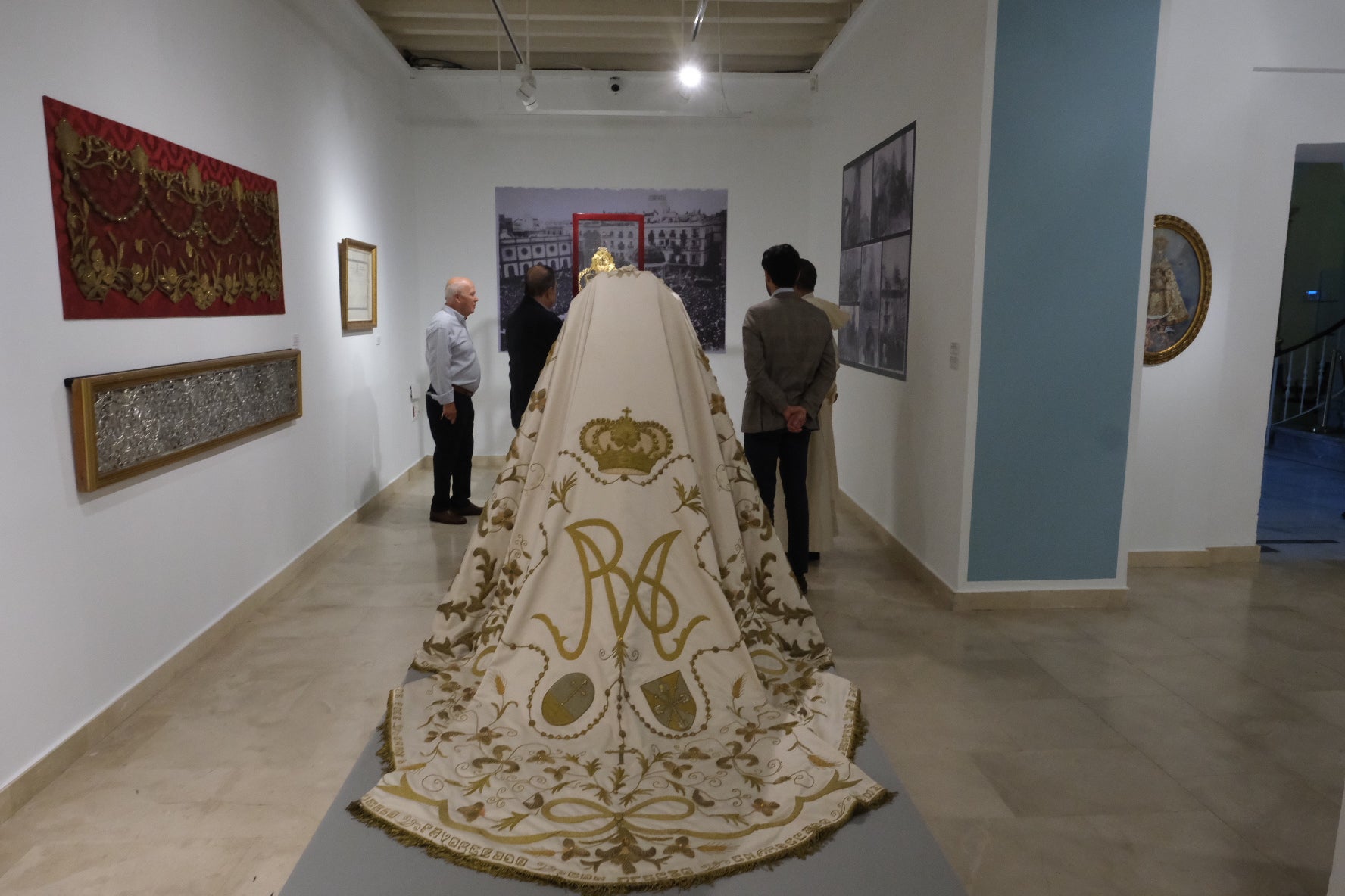 Fotos: la exposición &#039;Rosario, por Cádiz coronada&#039; en la Fundación Cajasol