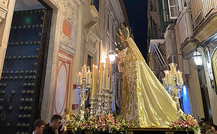 Histórica salida de la Virgen del Rosario